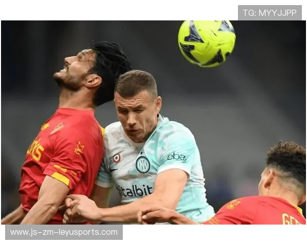 卢卡库反击中大步流星推进形成射门：速度与决心在绿茵场的极致演绎